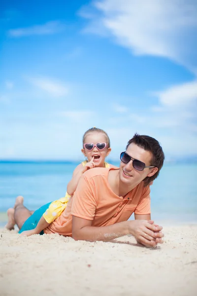快乐的父亲和他可爱的小女儿在海滩 — 图库照片