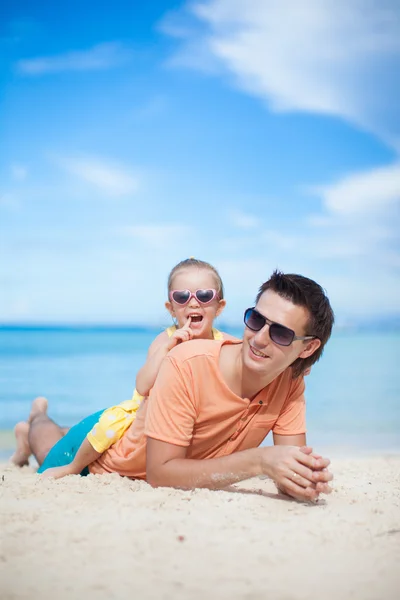 Lycklig far och hans söta lilla dotter på stranden — Stockfoto