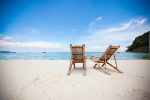 Dvě lehátka na dokonalé tropické bílé písčité pláže Boracay, Filipíny — Stock fotografie