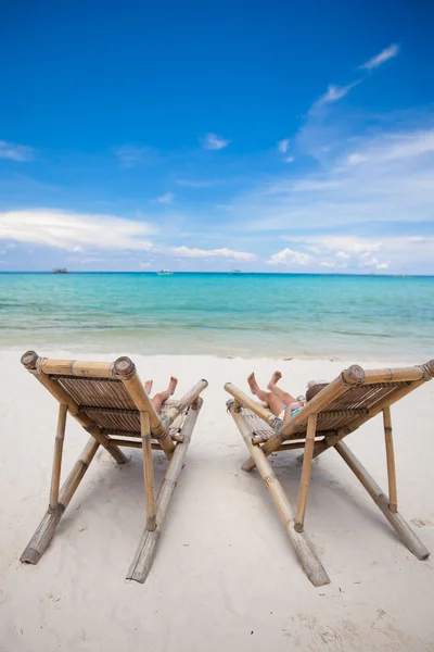 菲律宾的长滩岛沙滩上完美热带白色的两个沙滩椅。 — 图库照片