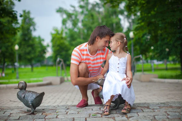 Giovane padre felice con figlia nel parco buon divertimento — Foto Stock