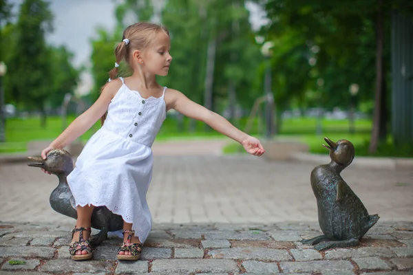 Niña alimentando a los patos figura en el parque —  Fotos de Stock