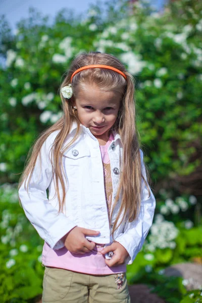 Schattig verlegen meisje buiten lopen, met plezier en laughting — Stockfoto