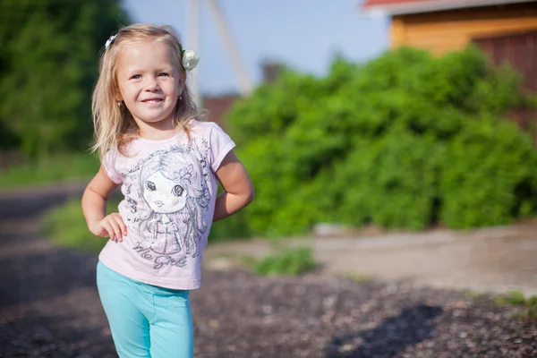 Leuk meisje buiten lopen, met plezier en laughting — Stockfoto