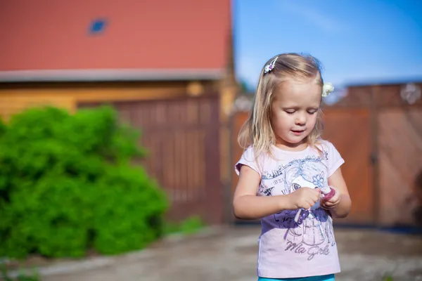 Nettes Mädchen, das draußen steht, Spaß hat und lacht — Stockfoto