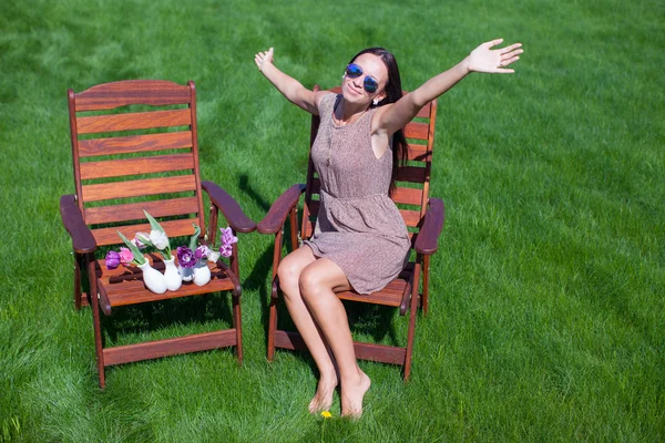 Junge schöne Frau ruht sich aus und hat Spaß im Hof — Stockfoto