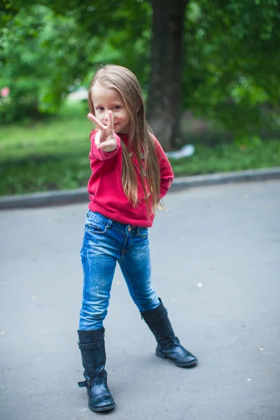 Petite fille mignonne montre le pouce en plein air — Photo