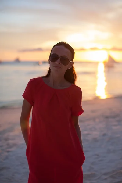 Young beautiful woman at tropical beach in sunset — Stock Photo, Image