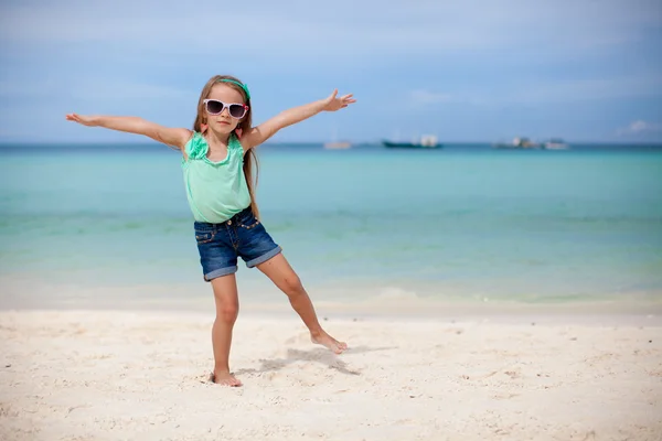 Belle petite fille s'amusant sur une plage exotique — Photo