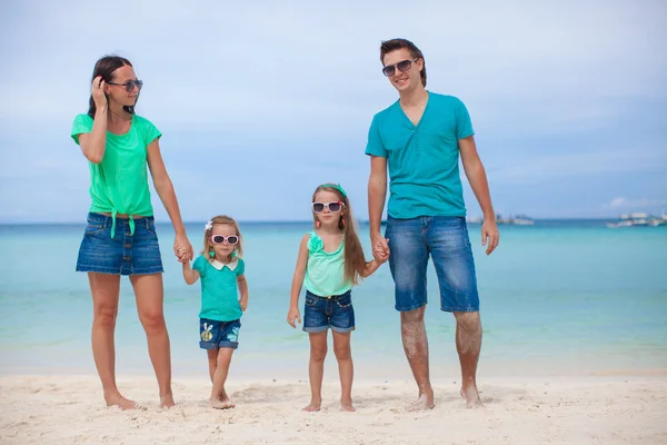 4의 젊은 아름 다운 가족 즐길 해변에서 휴식 — 스톡 사진