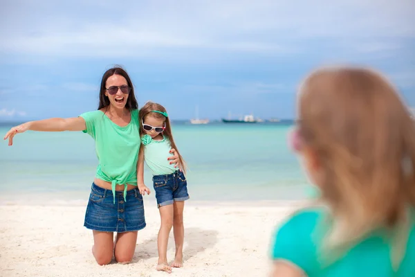 Young mother is waiting to embrace her little daughter — Stock Photo, Image