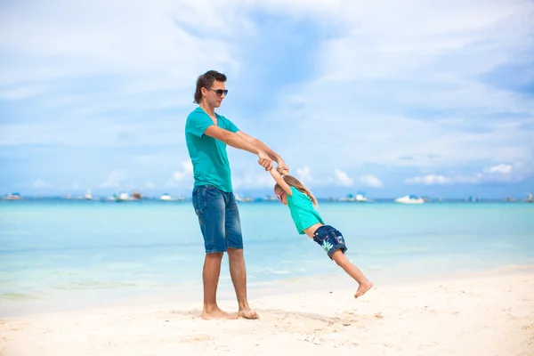 Unga far och hans lilla dotter ha kul på exotiska vit sandstrand — Stockfoto