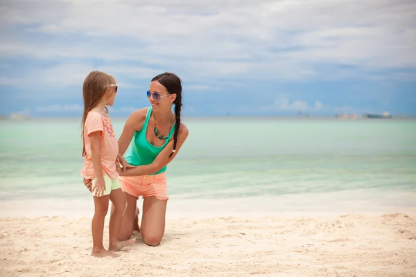 Joven madre y su linda hija se divierten en la playa exótica — Foto de Stock