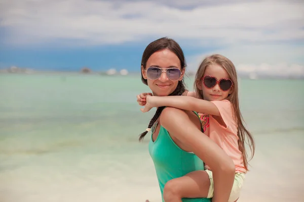 Jonge moeder en haar dochtertje genieten van strandvakantie — Stockfoto