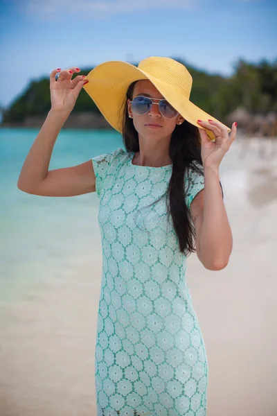 Portrait of young fashion woman in hat and dress on the beach — Stock Photo, Image