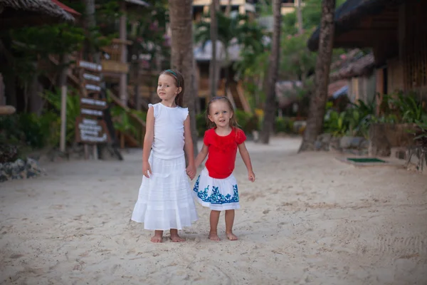 Rozkošné holčičky v exotické resort v hezké šaty — Stock fotografie
