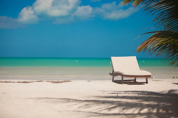 Leżaku plaża na egzotyczny ośrodek na białej, piaszczystej plaży — Zdjęcie stockowe