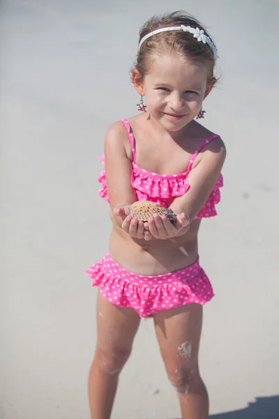 Közeli kép: egy nagy kagyló, a kezében egy kislány — Stock Fotó
