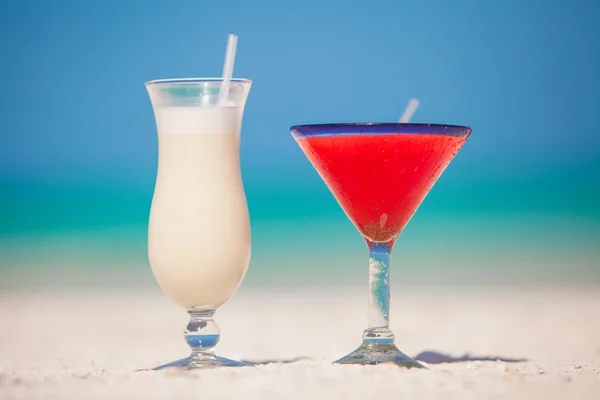 Two cocktails: pina colada and margarita on white sand beach — Stock Photo, Image