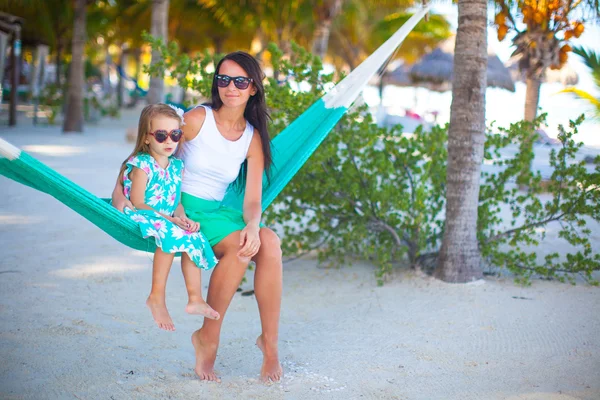 Young mommy and little girl on tropical vacation relaxing in hammock — Stock Photo, Image