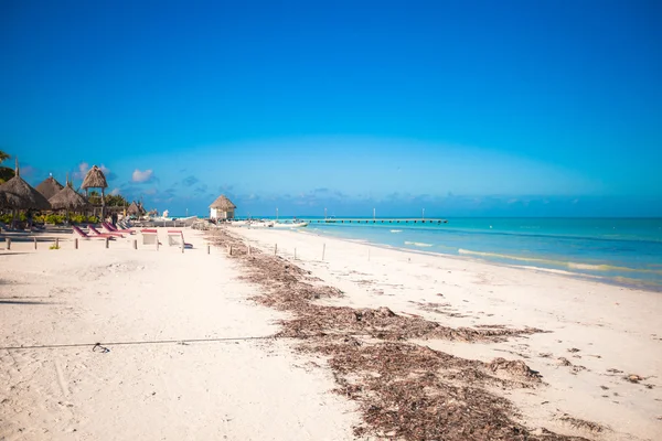 Playa tropical desierta perfecta en complejo exótico —  Fotos de Stock