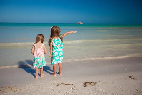 Sahilde iki küçük şirin moda kız görünümünü geri — Stok fotoğraf