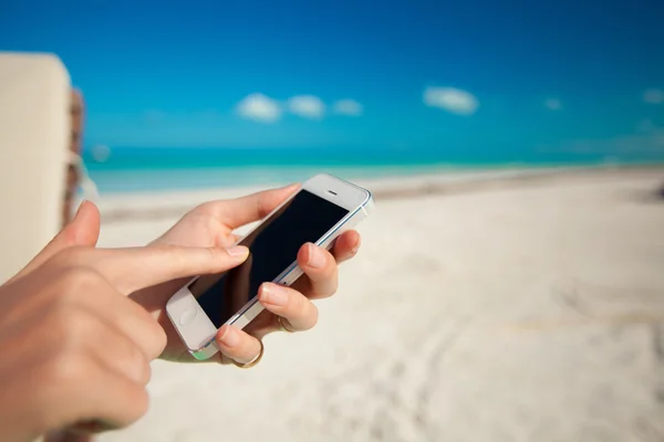 Primer plano del teléfono en manos femeninas — Foto de Stock