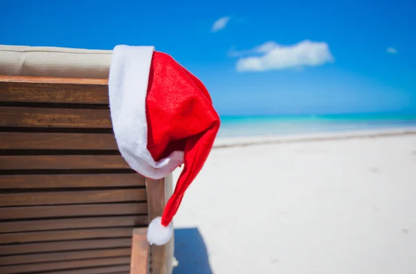 Close-up santa hat on chair longue on tropical caribbean beach — Stock Photo, Image