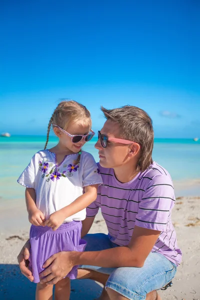 Pai feliz e sua adorável filhinha juntos na praia — Fotografia de Stock