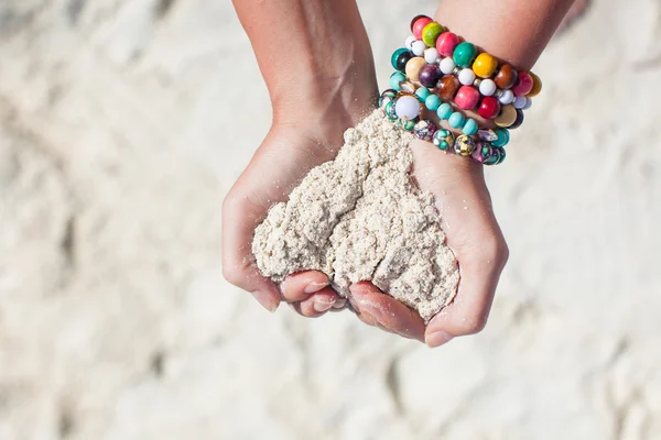 Primo piano del cuore di sabbia nelle mani della donna — Foto Stock