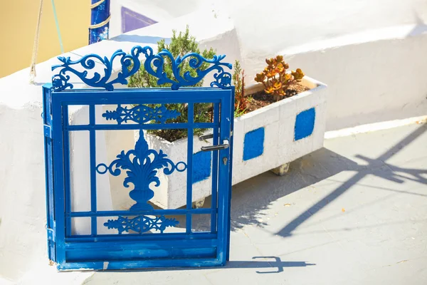 Tradiční modrý vchod do řeckého domu na santorini — Stock fotografie