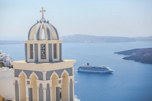 Piccola chiesa sullo sfondo del mare e della nave — Foto Stock