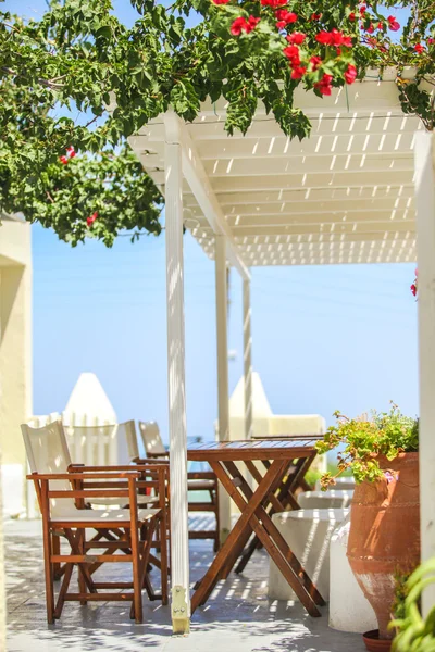 Типичные греческие открытые кафе на острове Санторини — стоковое фото
