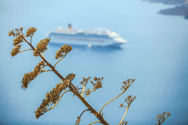 Łódź w lagunie na wyspie santorini, Grecja — Zdjęcie stockowe