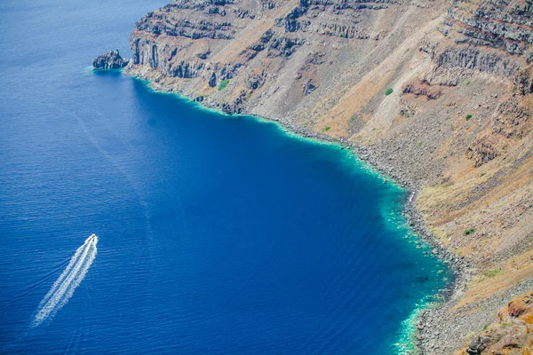 Barco en una laguna en la isla de Santorini, Grecia — Foto de Stock