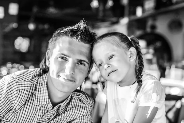 Az étteremben, a nyaralás a kis lányával apa — Stock Fotó