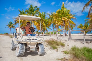 Baba ile iki kızı golf arabası tropik ülke sürüş