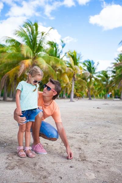 Unga far och hans lilla dotter ha kul på exotiska vit sandstrand — Stockfoto