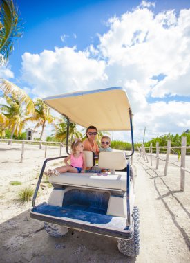 arkadan görünüşü golf arabası ile babası ve tropik ülke, onun küçük kızları-içinde