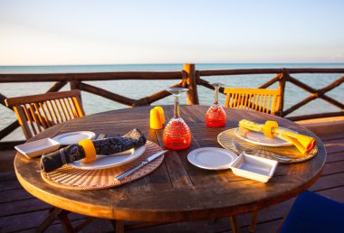 açık hava tablo verandada günbatımında yaptı.