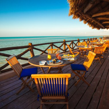 Yaz boş açık hava Restoran gün batımında denize yakın