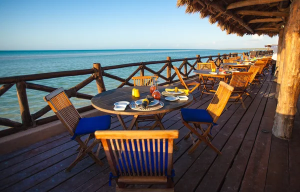 Estate restaraunt vuoto all'aperto vicino al mare al tramonto — Foto Stock