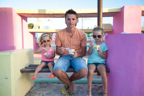 Father with little cute daughters eating ice-cream outdoor — Stock Photo, Image