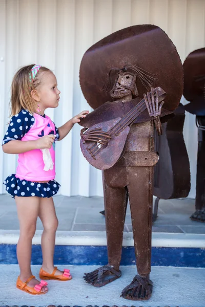 近くの路上でエキゾチックな国でメキシコのミュージシャンの図少女 — ストック写真