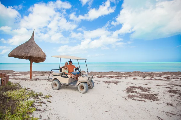 Gesamtansicht Golf-Auto mit Familie drinnen an einem exotischen Strand — Stockfoto