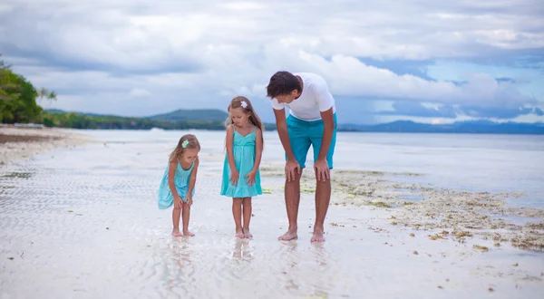 Le jeune père et ses deux petites filles s'amusent sur la mer — Photo