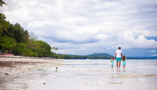 Panorama of father with his young daughters walking along the sea — Stock Photo, Image