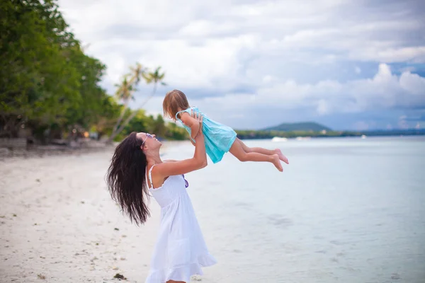 Ung mamma och hennes söta dotter ha kul på exotiska strand — Stockfoto