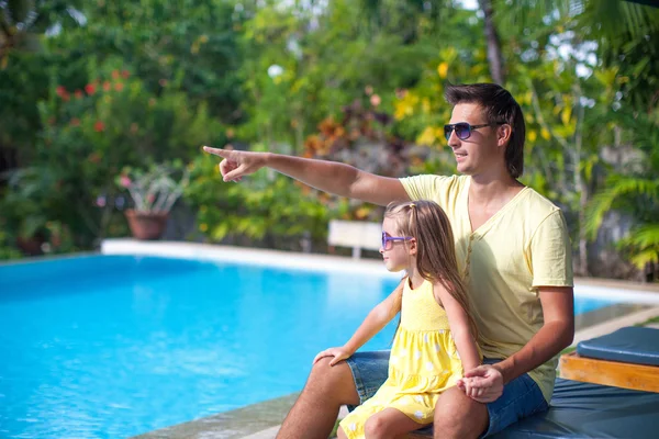Joven padre y su pequeña hija se divierten cerca de la piscina — Foto de Stock