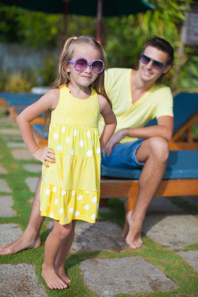 Gros plan fille mignonne arrière-plan son jeune père à la piscine — Photo